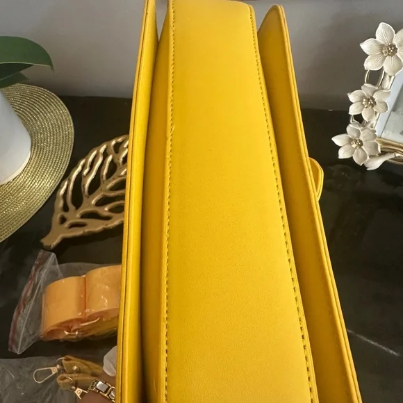 Chic Yellow Canvas Shoulder/Cross Body with Gold Hardware & Bonus Straps BNWT - Picture 3 of 17